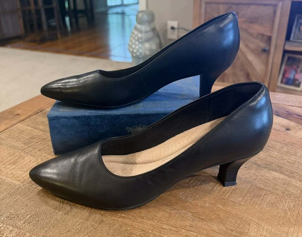 Clarks Kepley Vine Women’s 10M Black Leather Pointed Toe Pumps 2” Kitten Heel